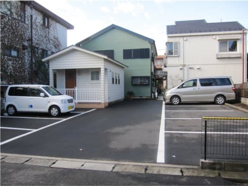 病院の裏にある駐車場は白い小屋が目印です。全面病院の駐車場となります